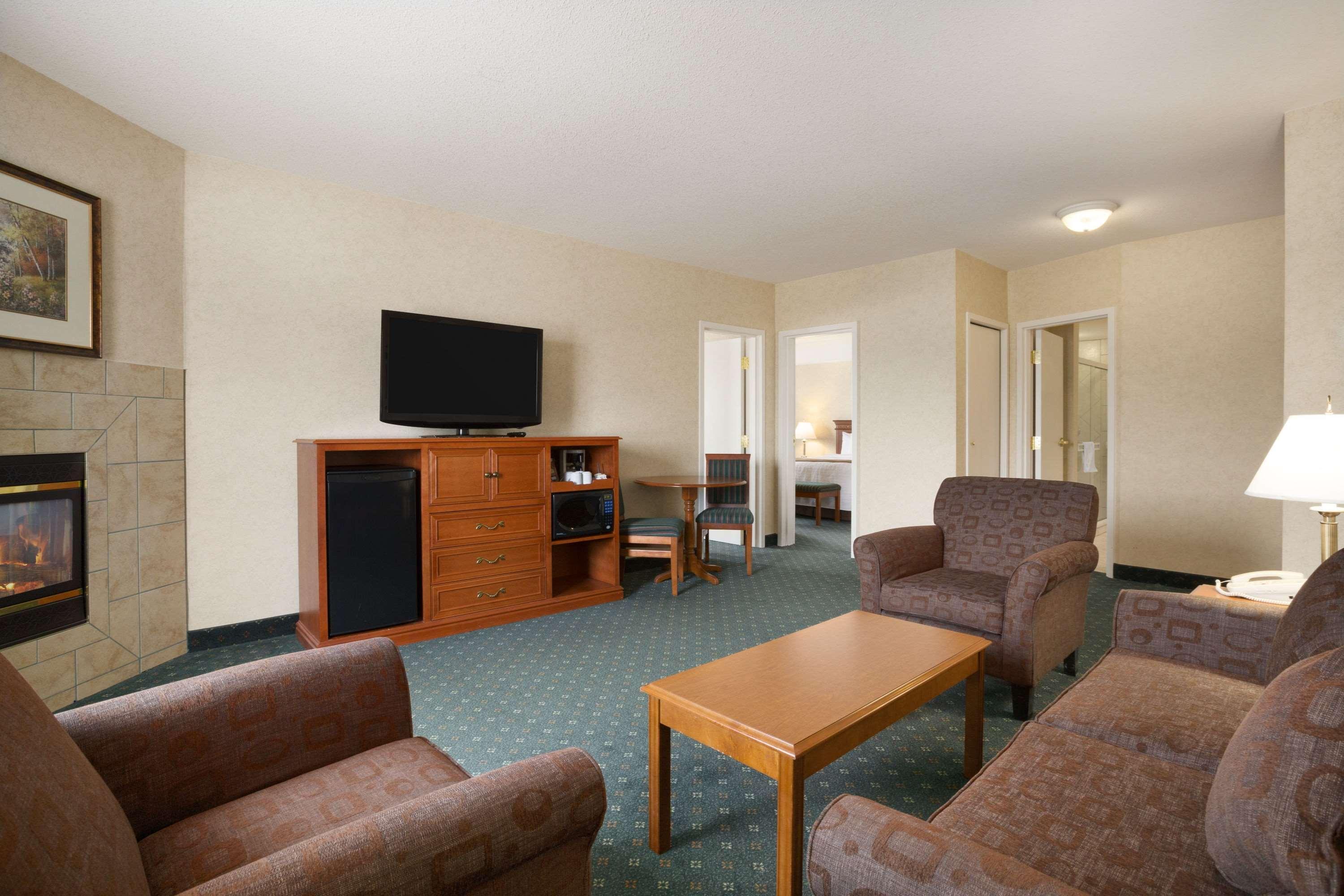 Travelodge By Wyndham Strathmore Exterior photo