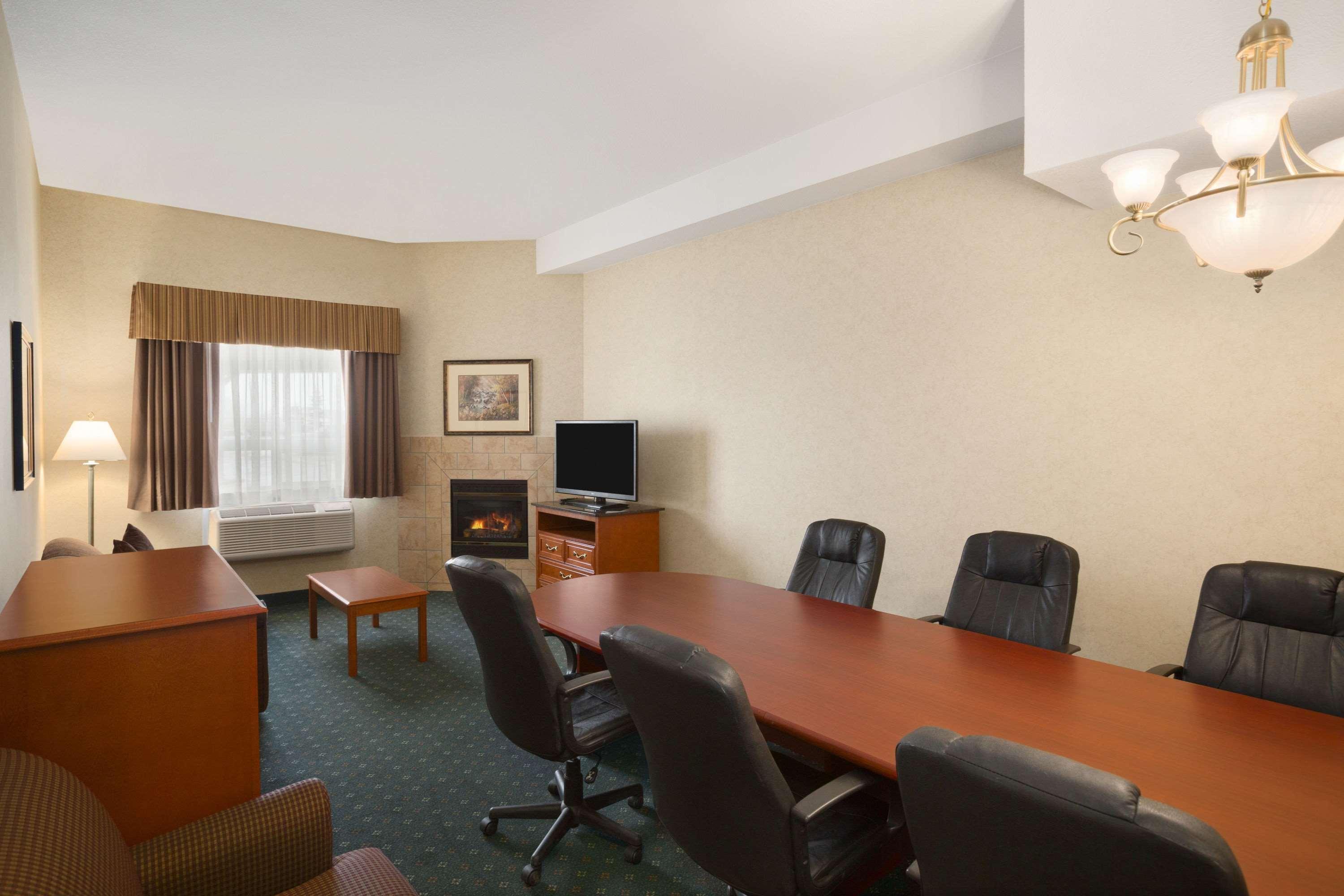 Travelodge By Wyndham Strathmore Exterior photo