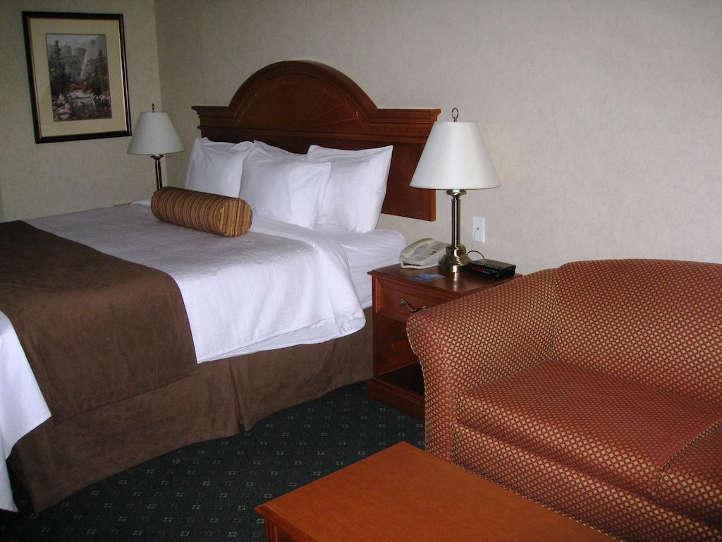 Travelodge By Wyndham Strathmore Room photo